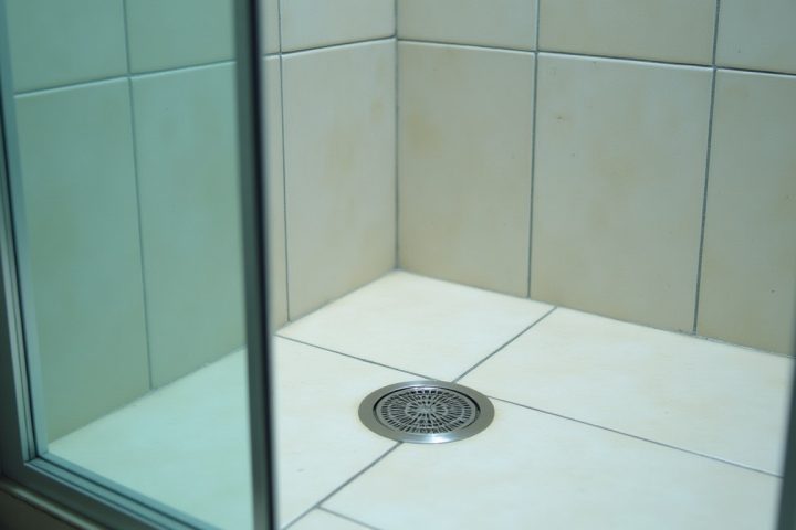 Walk-in shower with a central floor drain